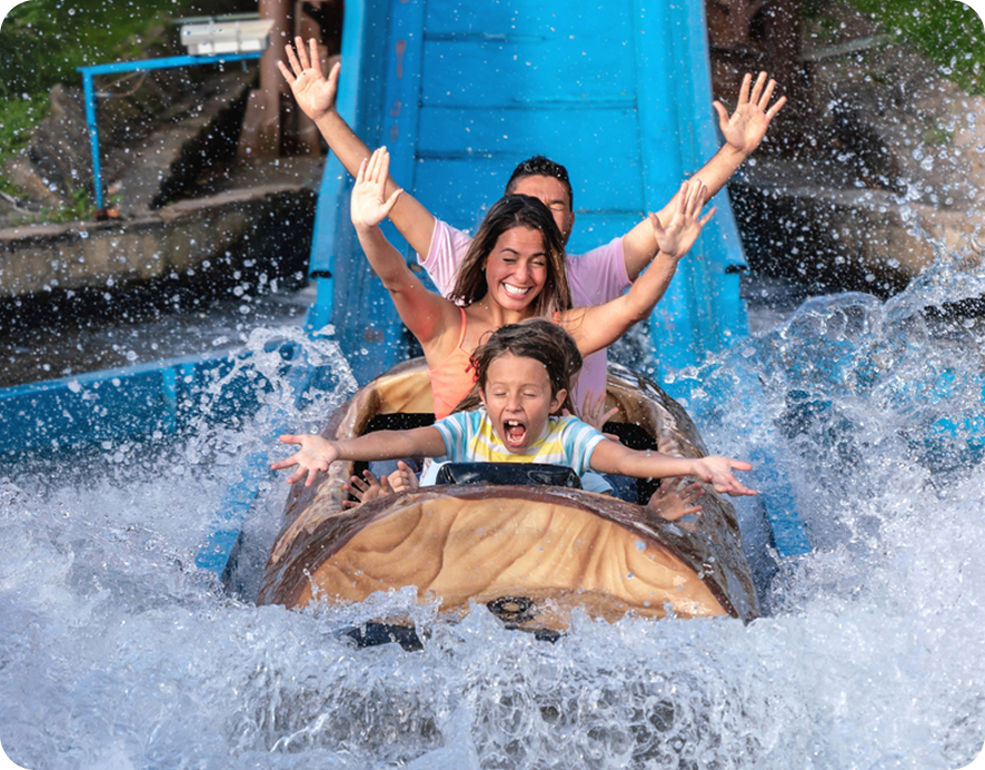 Familia disfrutando en un parque temático